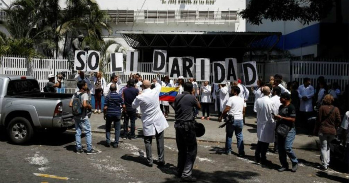 Un grupo de venezolanos se manifiesta en un hospital de Caracas durante el apagón © REUTERS/Marco Bello