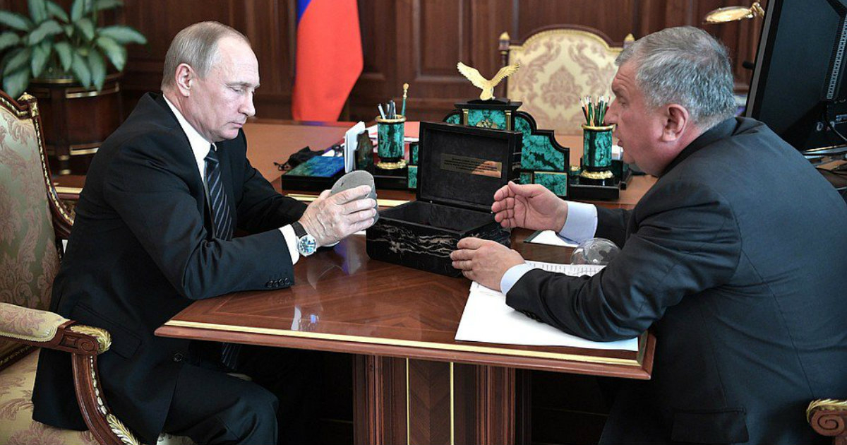 Vladimir Putin, junto al CEO de Rosneft, en una foto de archivo. © Rosneft / Twitter