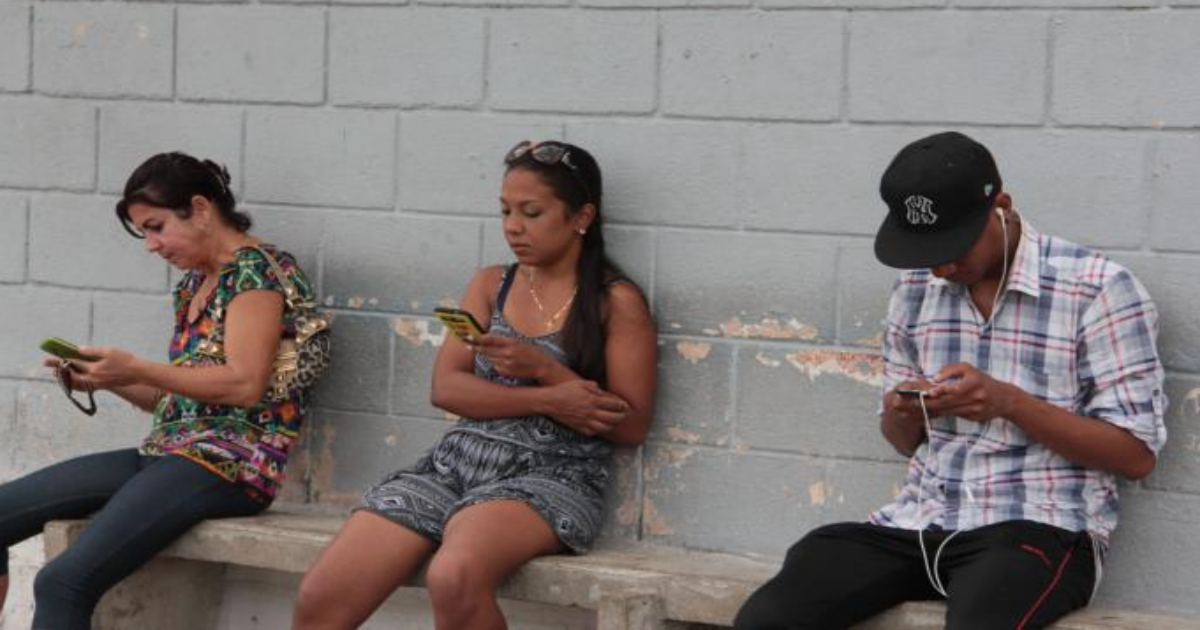 Cubanos conectados a Internet en Cuba. © Granma / Yaimí Ravelo