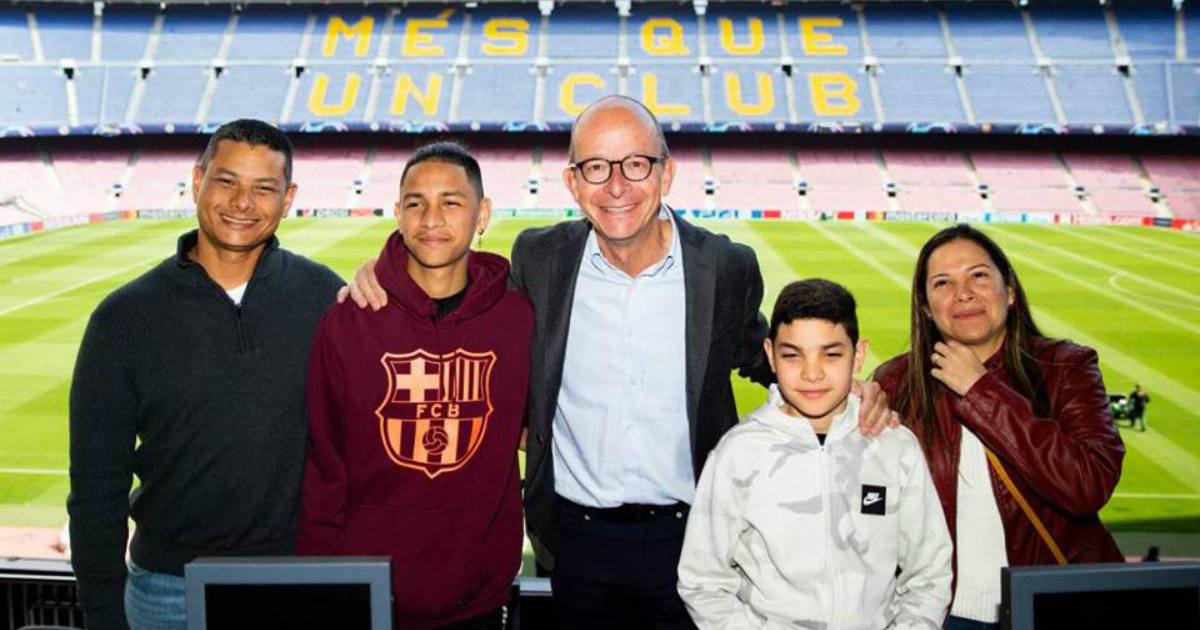 El joven Anthony Borges junto a su familia y a Jordi Cardoner, vicepresidente del Club © Facebook/Barça Academy