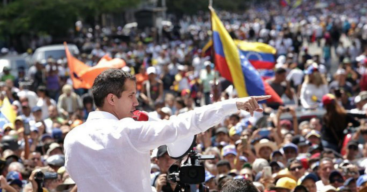 Juan Guaidó junto a un grupo de manifestantes © Facebook/Juan Guaidó