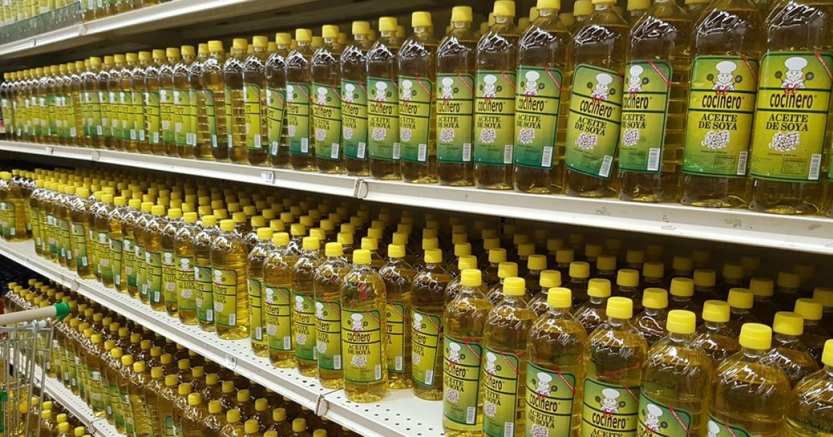 Estanterías llenas de botellas aceite en una tienda de La Habana © Twitter / @HatzelVelaWPLG