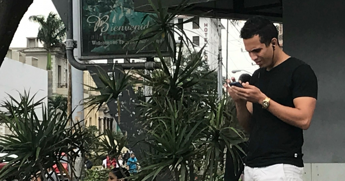 Joven cubano con su celular © CiberCuba