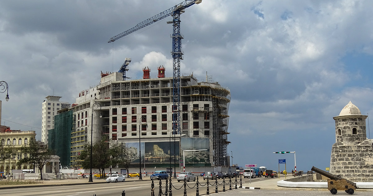 Uno de los nuevos hoteles en construcción, junto al malecón habanero © CiberCuba