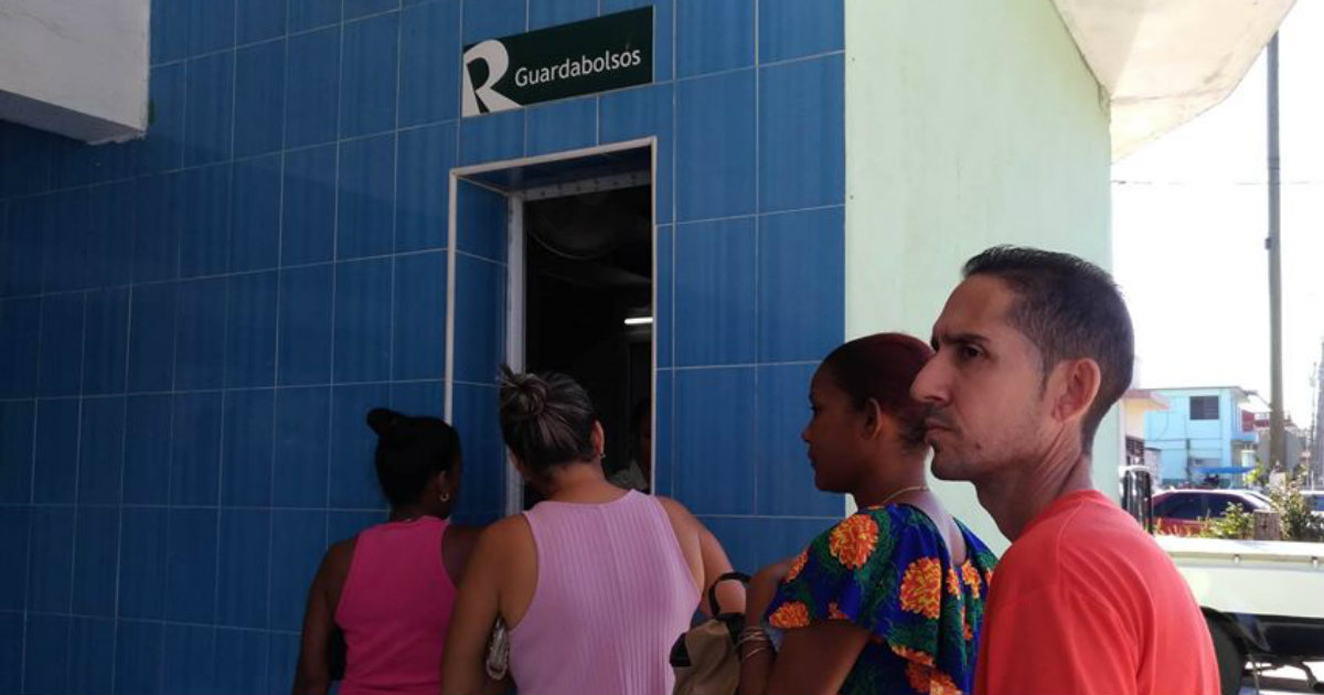 Cubanos esperan en la tienda Riviera en Santa Clara para dejar los bolsos © Cibercuba