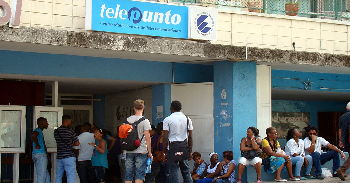 Cubanos en un telepunto de Etecsa © CiberCuba