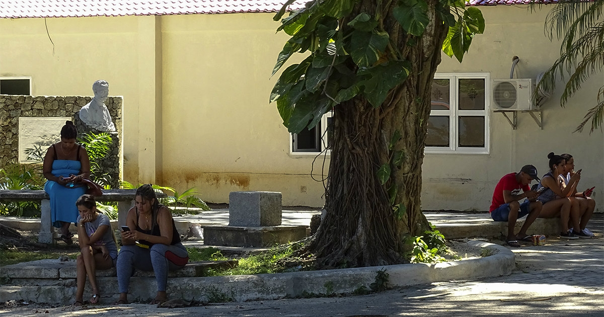 Cubanos con sus celulares © Foto de archivo (Cibercuba) 