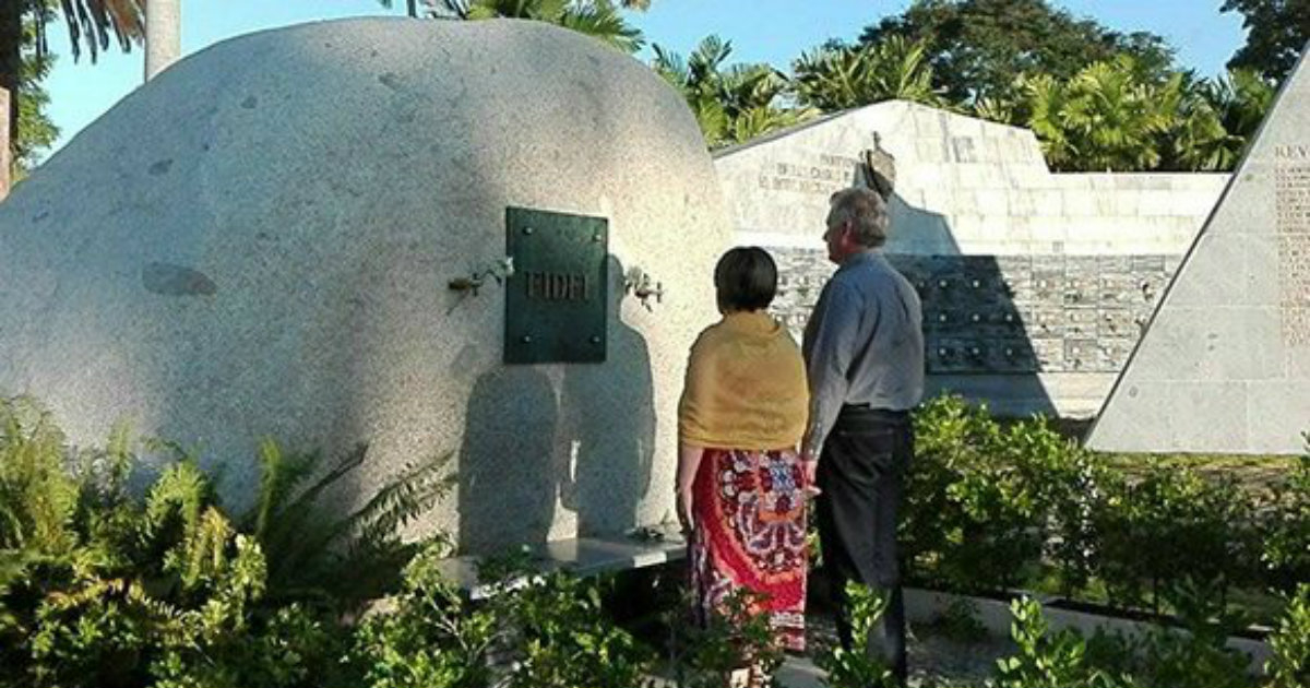 Miguel Díaz-Canel y Lis Cuesta junto a la tumba de Fidel Castro © Cubadebate/Arleen Rodríguez Derivet
