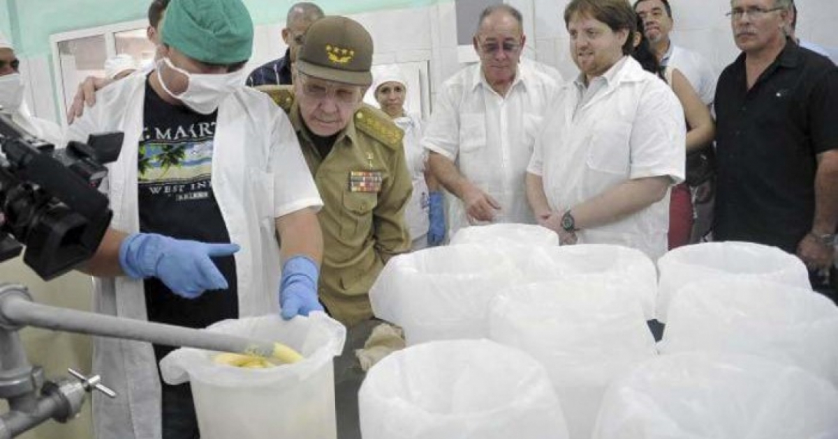 Raúl Castro en la fábrica de helados Segundo Frente © Estudios Revolución