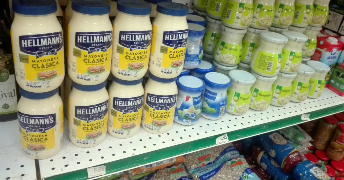 Estanterías llenas de mayonesa importada a entre 3 y casi 9 CUC. © CiberCuba