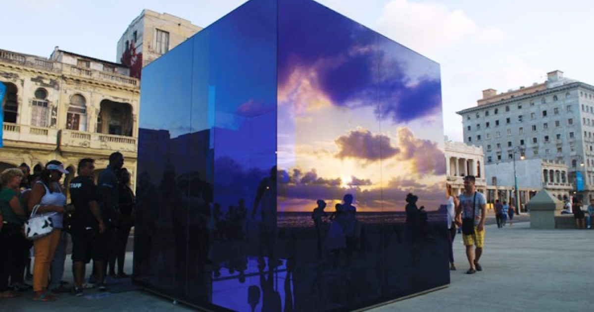 “Proyecto de realidad. Cubo azul” presentado en en 2015, © www.cubanartnews.com