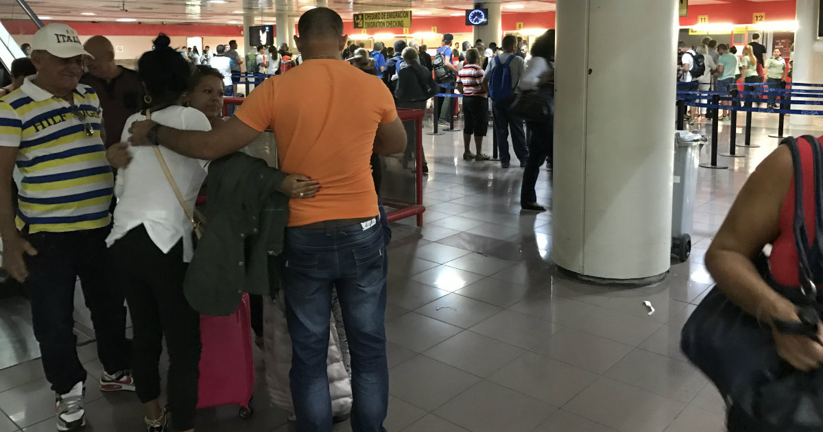 Familias reencontrándose en el aeropuerto de La Habana. © CiberCuba