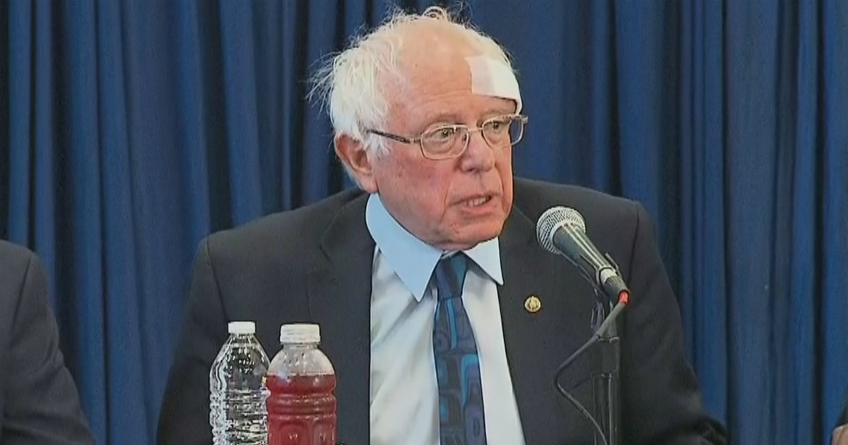 Bernie Sanders en una conferencia tras el accidente. © Captura de video / NBC News