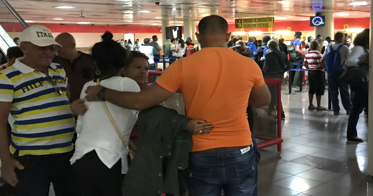 Una familia cubana en el aeropuerto de La Habana. © CiberCuba