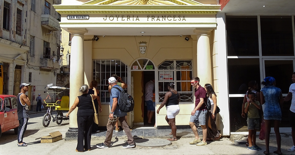 Cubanos en la calle San Rafael de La Habana. © CiberCuba