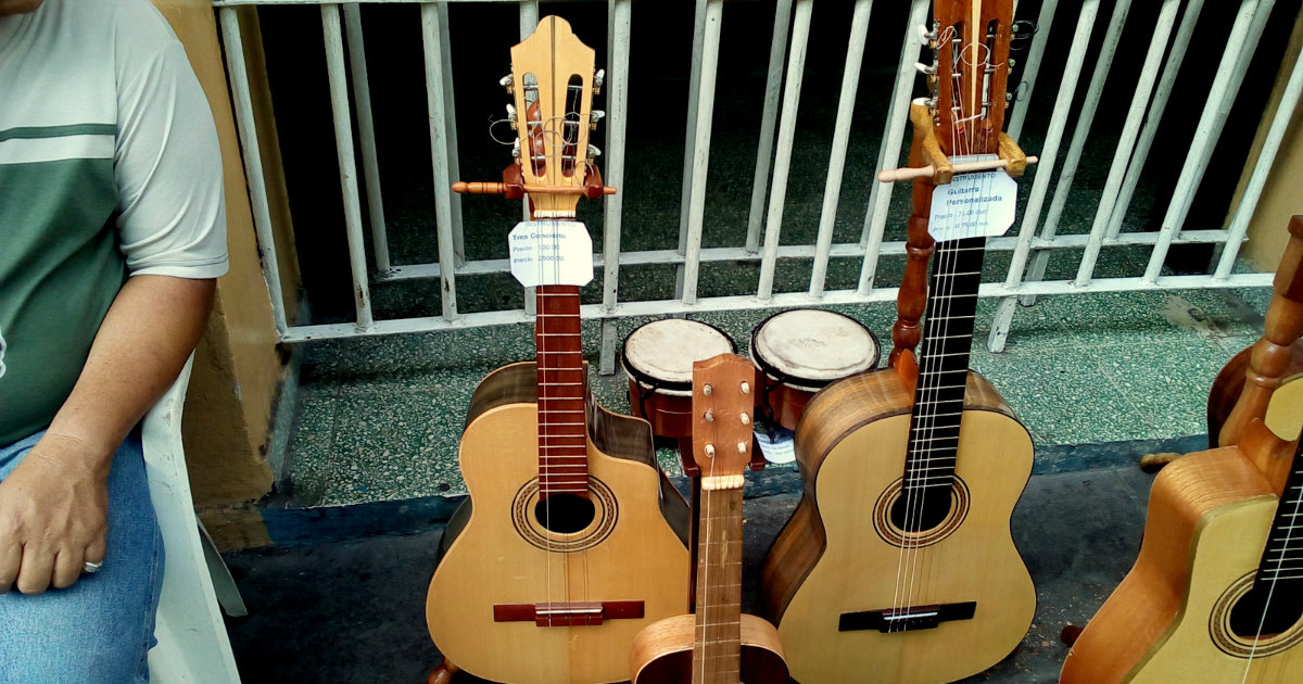 Guitarras a 100 CUC en vísperas del Festival de la Trova de Santiago de Cuba © CiberCuba.