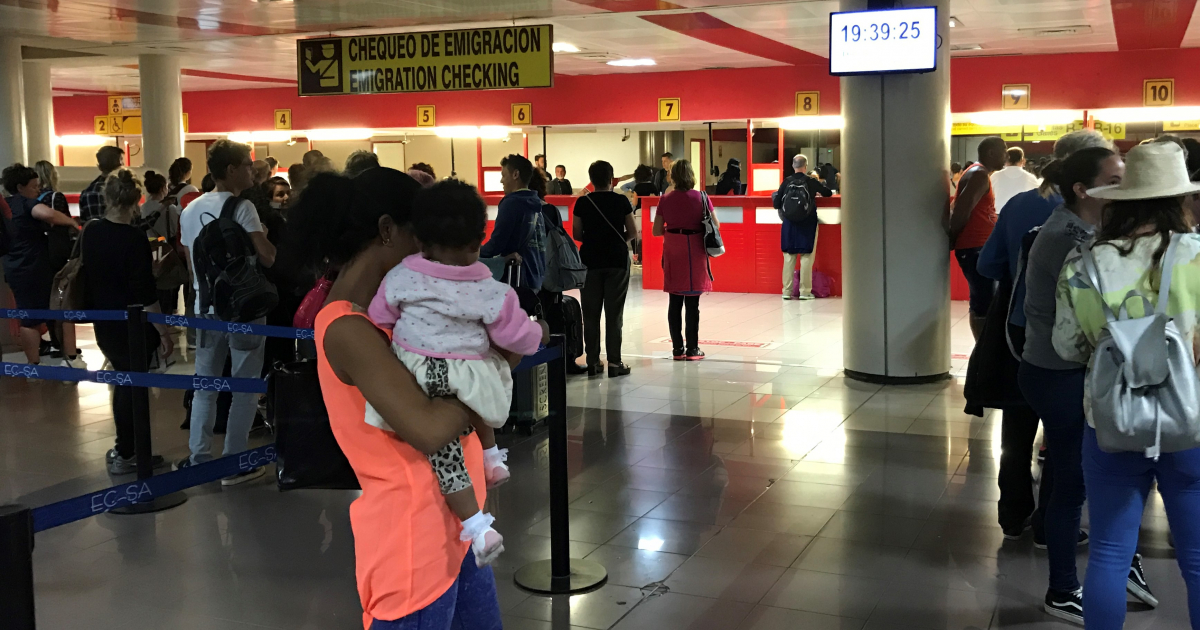 Familia en el aeropuerto de La Habana © CiberCuba