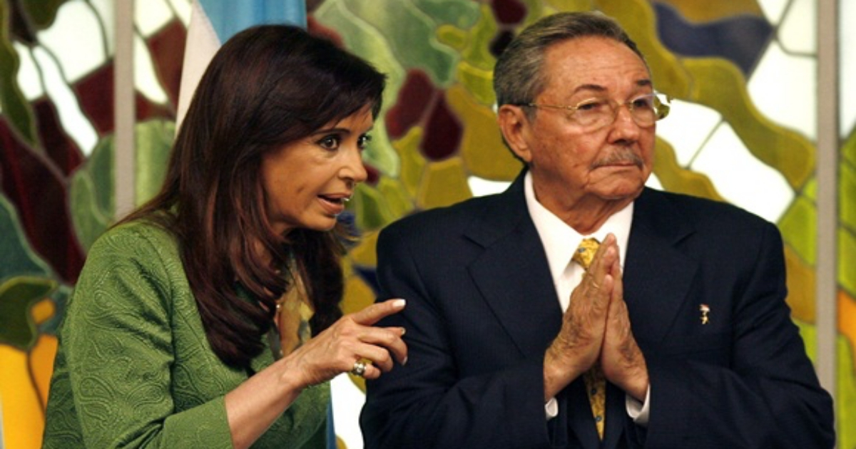 Cristina Fernández de Kirchner y Raúl Castro (foto de archivo) © Cubadebate
