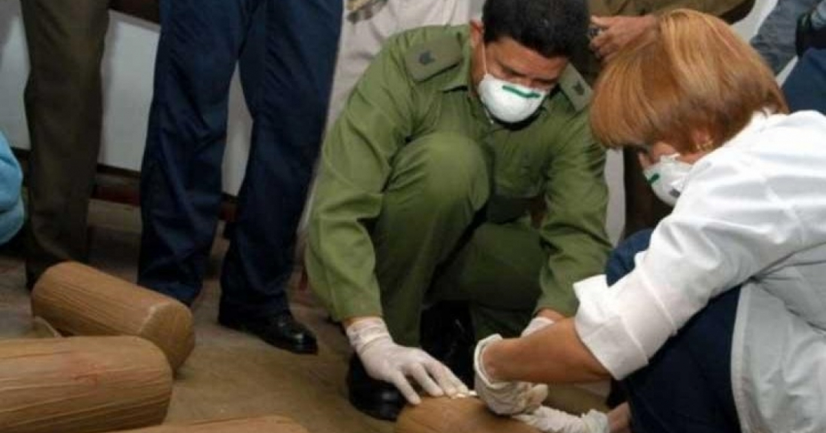 Miembros del MININT analizan droga capturada © Prensa Latina