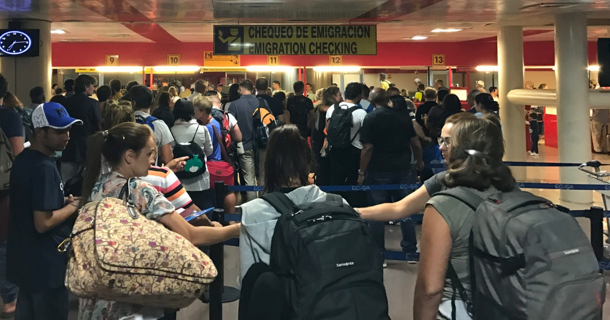 Cubanos en el aeropuerto de La Habana. © CiberCuba