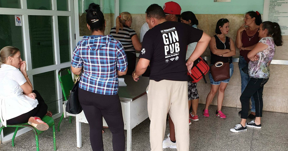 Pacientes cubanos esperan por ser atendidos © CiberCuba
