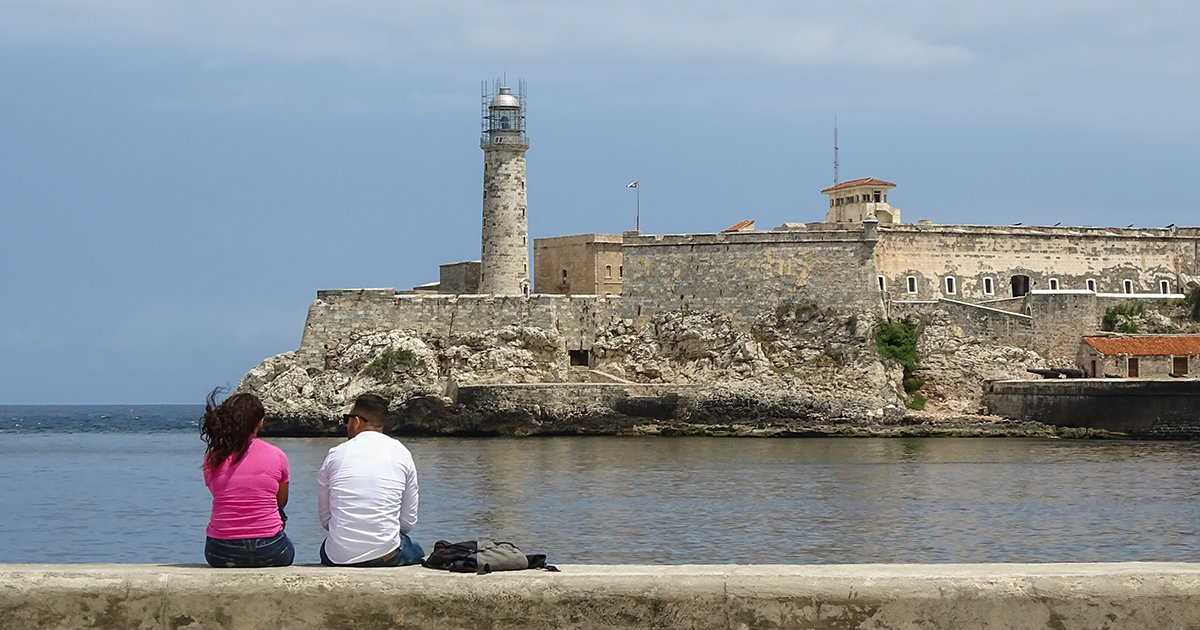 Una pareja, sentada en el Malecón de La Habana. © CiberCuba.