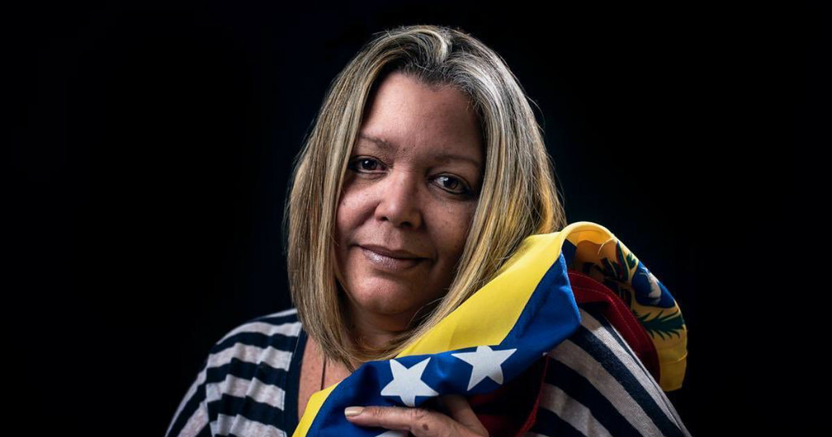 La jueza María Afiuni posa con la bandera de Venezuela © @PepeJMartinez⁩ / vía Twitter @mariafiuni