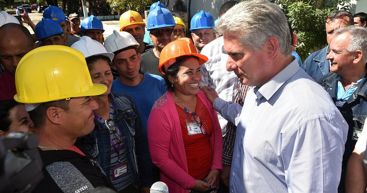 Díaz-Canel, con trabajadores cubanos, en una foto de archivo. © Díaz-Canel / Twitter