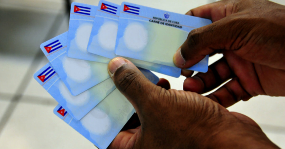 Nuevo carnet de identidad en Cuba. © Venceremos.