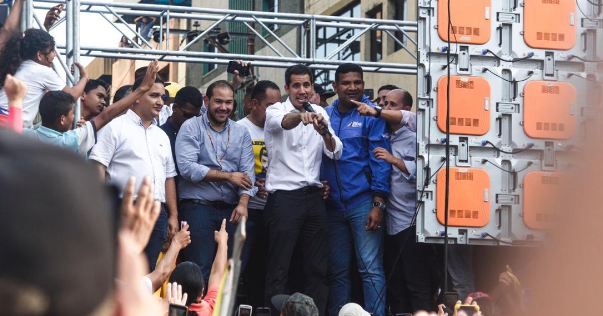 El presidente interino de Venezuela, Juan Guaidó, señala durante un acto © Twitter / Juan Guaidó