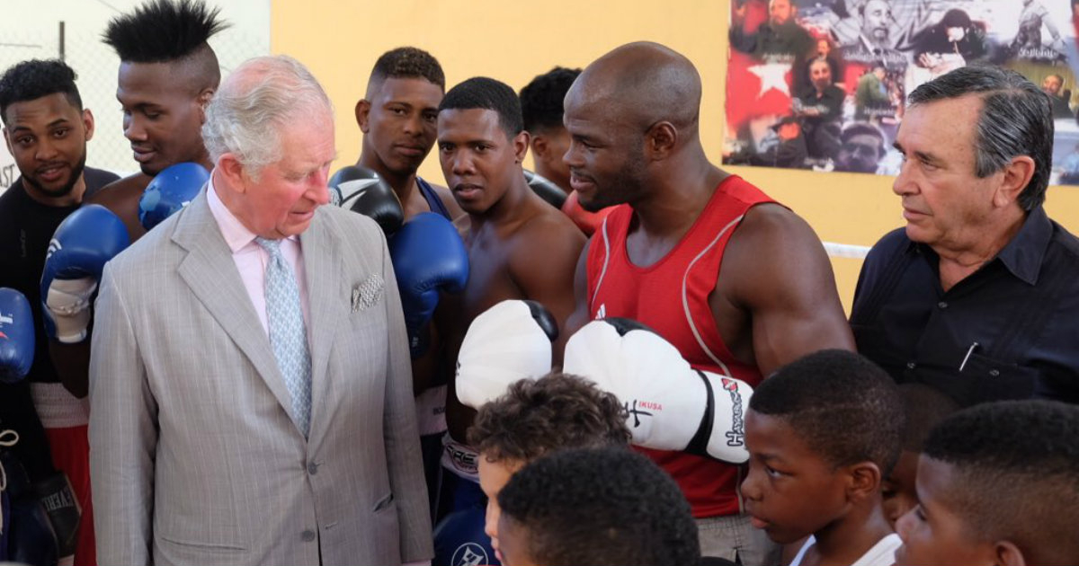 El príncipe Carlos, en un gimnasio de boxeo en La Habana. © Clarence House / Twitter
