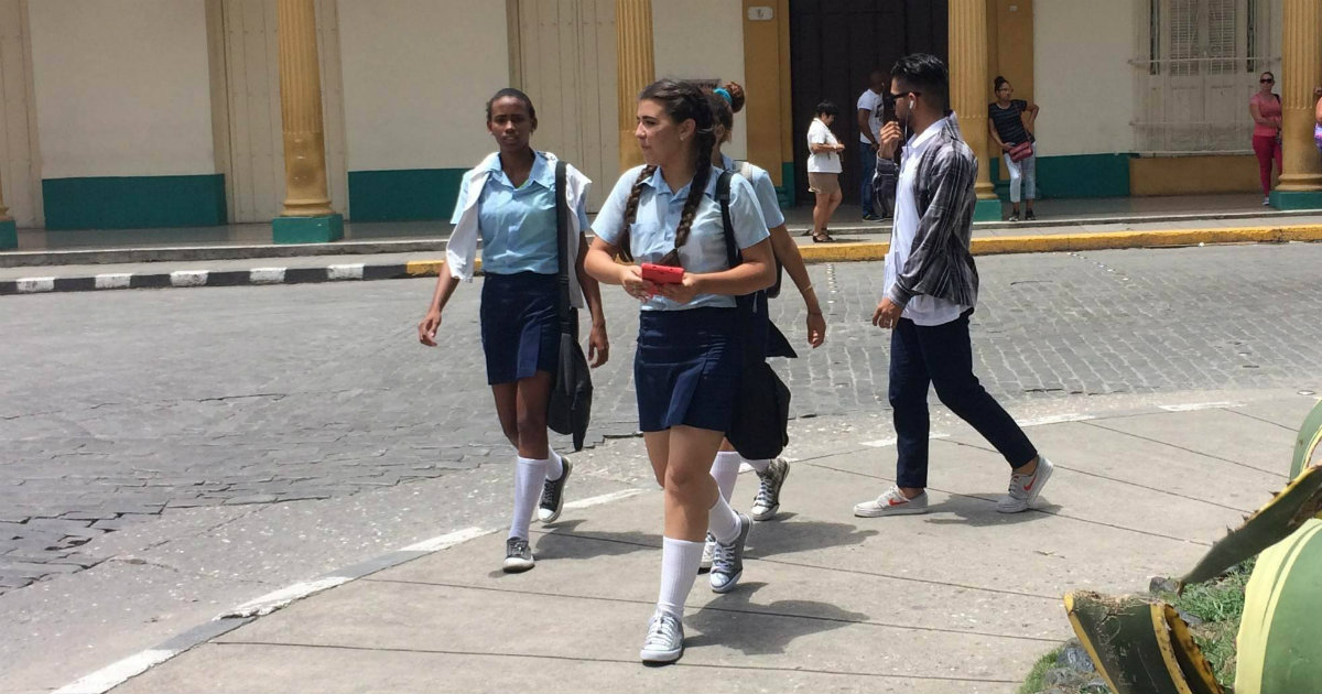 Estudiantes de preuniversitario caminan por Santa Clara © Cibercuba