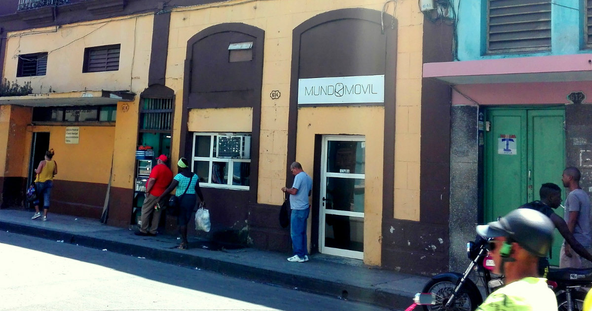 Taller de reparación de celulares en Santiago de Cuba © Cibercuba