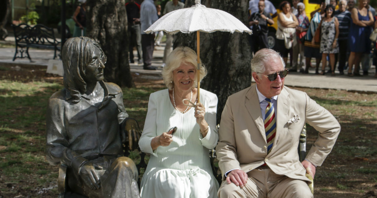 El príncipe Carlos de Inglaterra y Camilla, duquesa de Cornualles, en el Parque John Lennon © CiberCuba