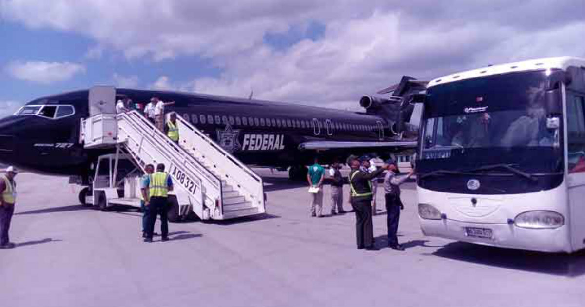 Aeronave de la Policía Federal Mexicana en el Aeropuerto Internacional José Martí © Prensa Latina 