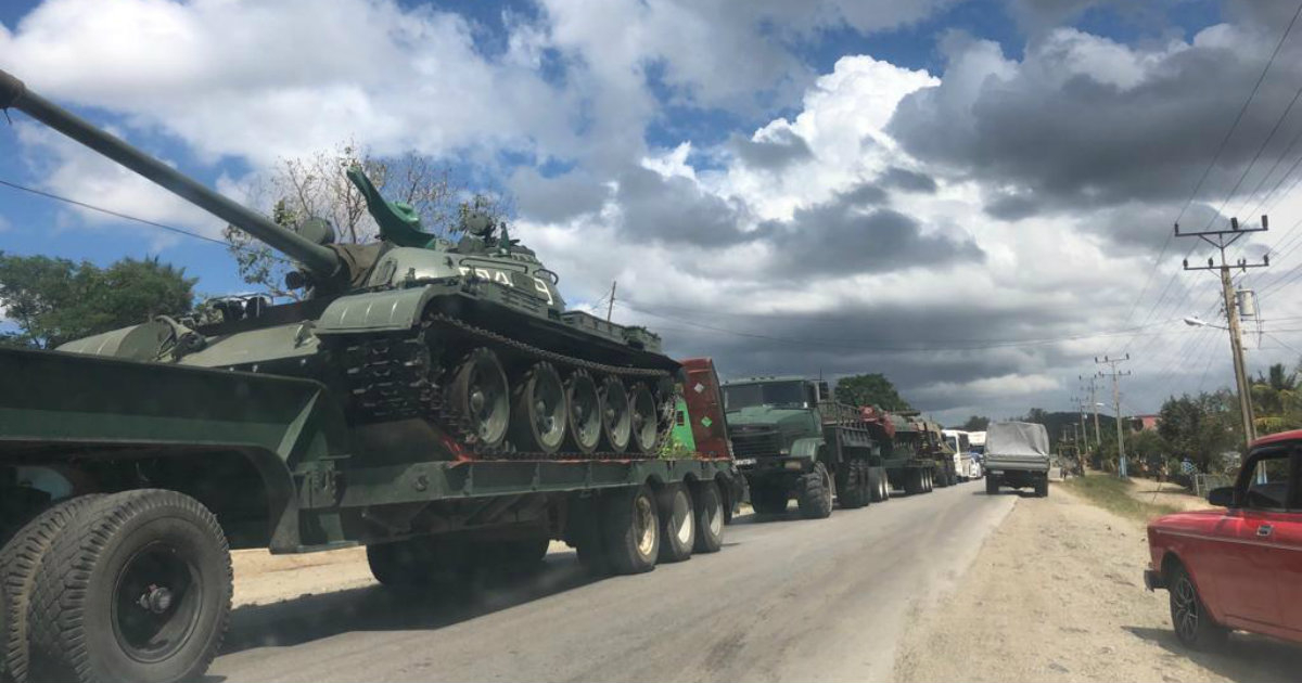 Convoy militar en la carretera de Santiago de Cuba a Holguín. © CiberCuba.