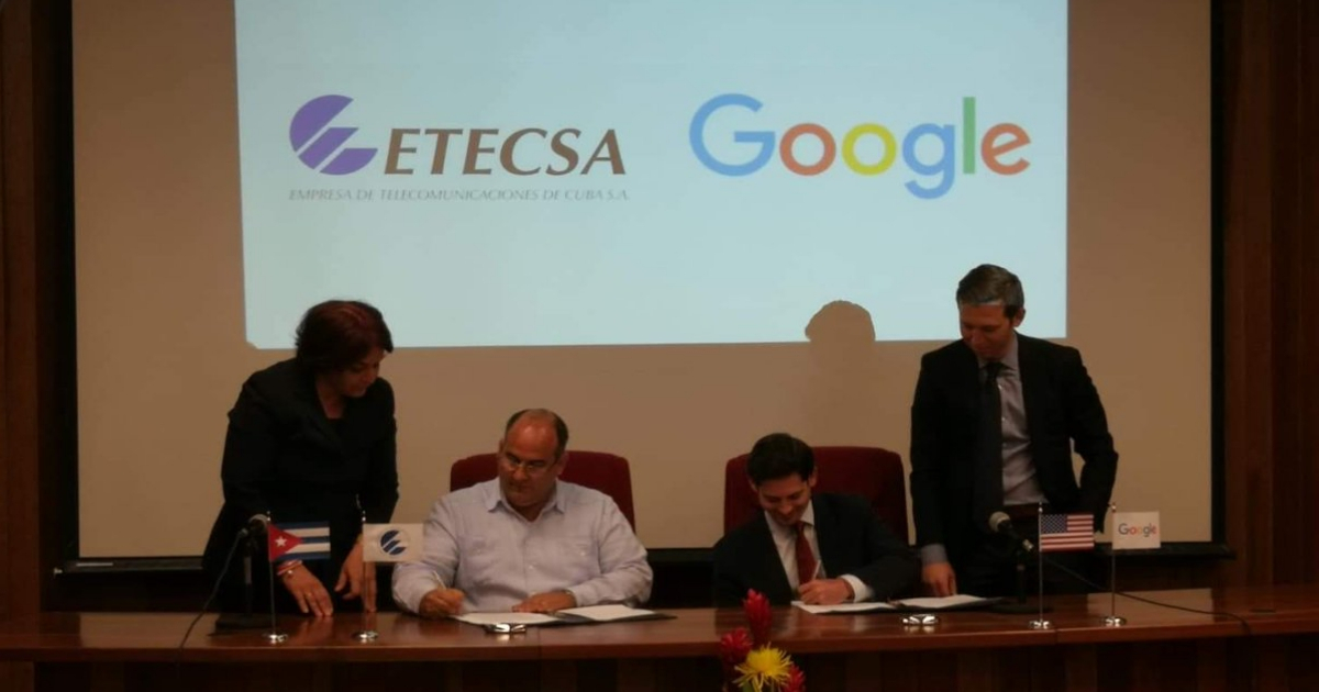 Representantes de ETECSA y Google durante la firma del memorando en La Habana. © Twitter / Etecsa Cuba