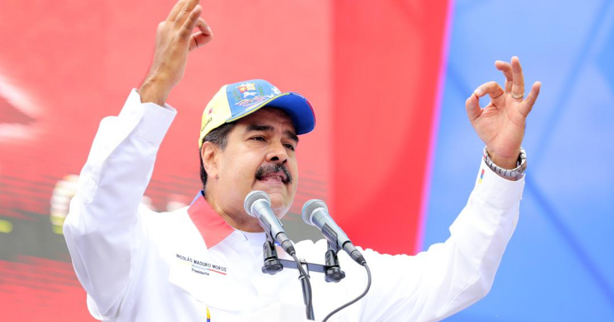 Nicolás Maduro alza sus brazos en un acto público © Twitter / Nicolás Maduro