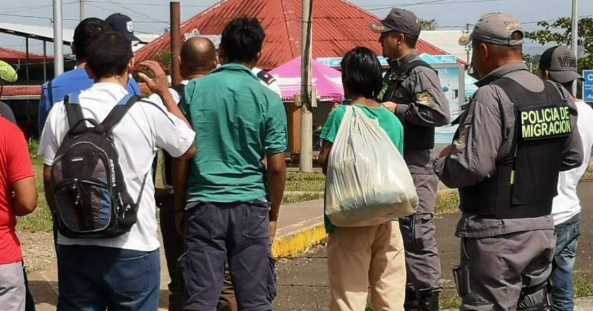 Un grupo de migrantes conversan con la Policía de Migración en Costa Rica © Facebook/Dirección General de Migración y Extranjería Costa Rica