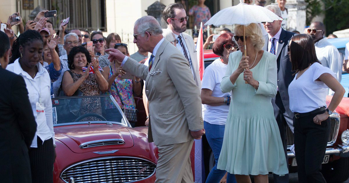 Carlos de Gales y Camilla de Cornualles paseando por Cuba © Twitter / Clarence House