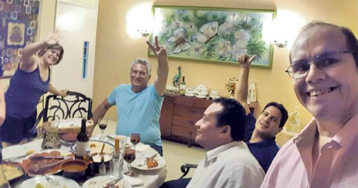Díaz-Canel, cenando con amigos y con su esposa Lis Cuesta. © CiberCuba.