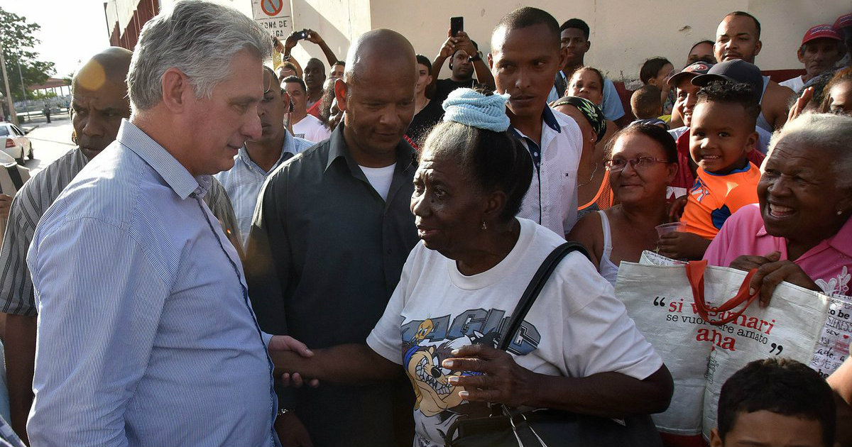 Díaz-Canel, junto a simpatizantes en Cuba. © Díaz-Canel / Twitter