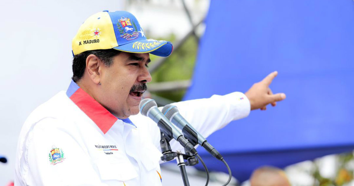 Nicolás Maduro extiende su brazo durante un acto público © Twitter / Nicolás Maduro