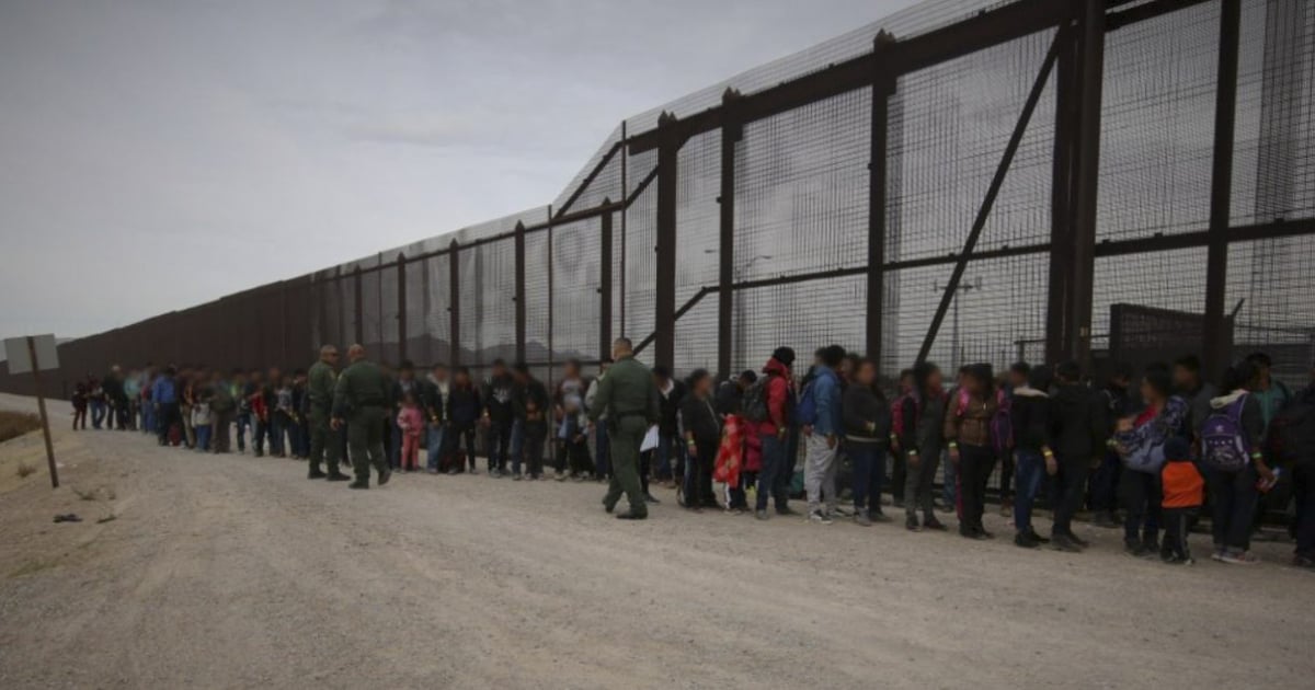Migrantes en el cruce de Juárez con El Paso © Twitter / Cursor en la Noticia
