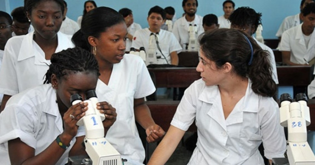 Estudiantes de Medicina en Cuba © Radio Cadena Agramonte
