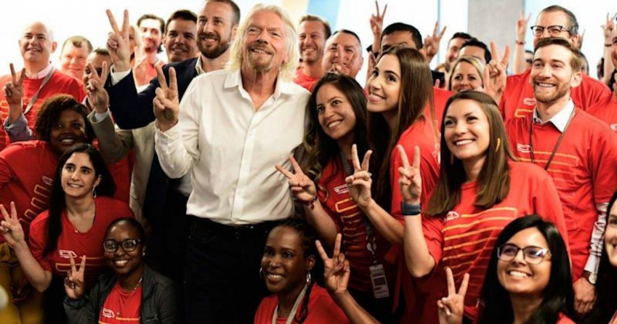 Richard Branson con los trabajadores de Virgin Trains © Richard Branson/ Facebook