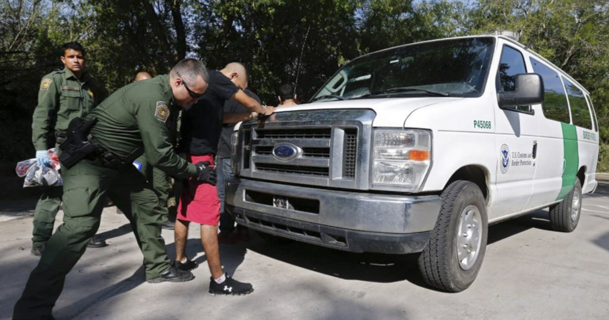 Cubano se entrega a las autoridades de EE.UU en la frontera. © Twitter / Radio Mambi