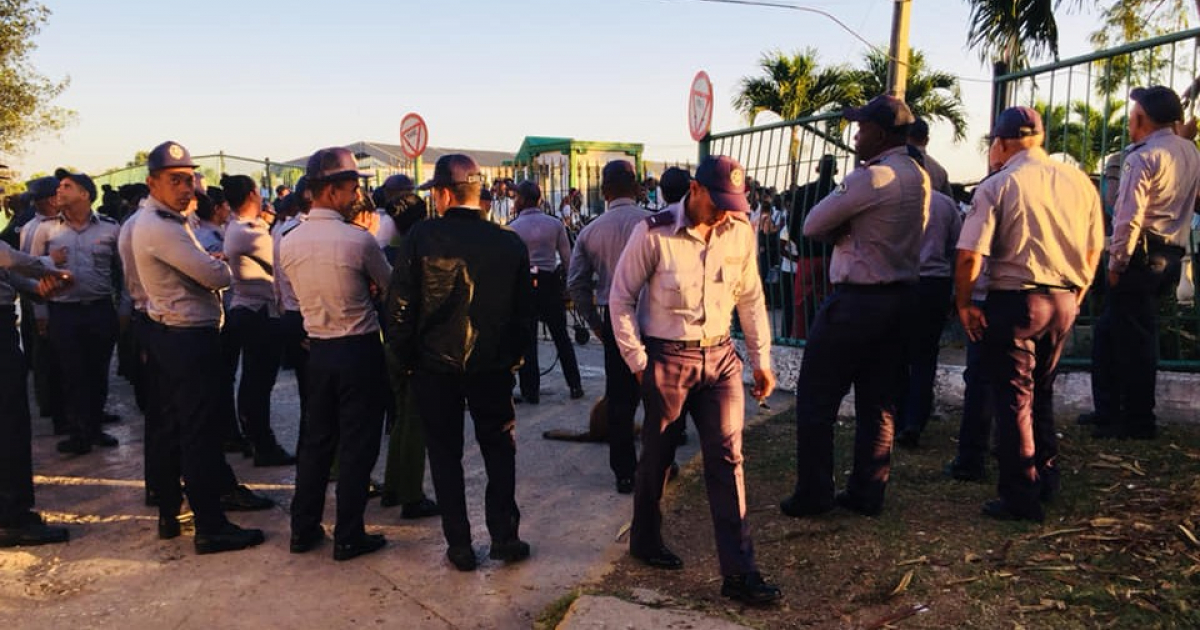 Policías se aglomeran en los alrededores de las becas de estudiantes extranjeros en Cuba © Facebook/Junio Bokaka