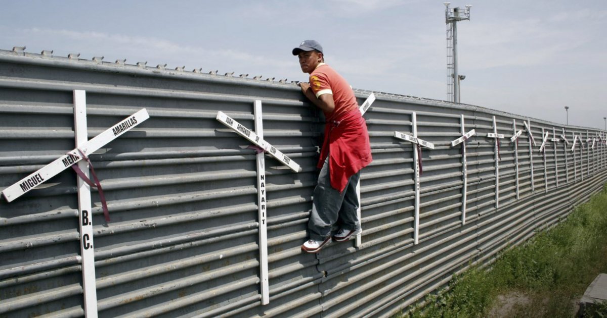 Migrante intenta cruzar hacia Estados Unidos en la frontera de Tijuana con San Diego (foto de referencia) © Wikipedia