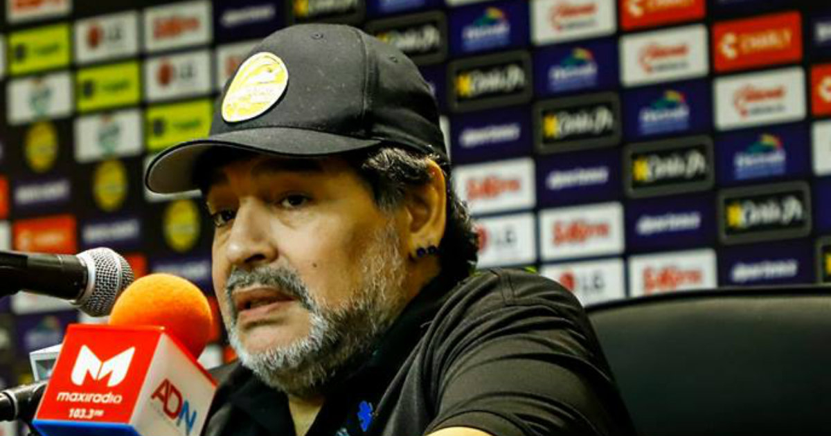 Diego Armando Maradona comparece en una rueda de prensa © Facebook / Dorados de Sinaloa 